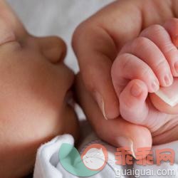 婴儿戴手套导致手指被截肢，婴儿能戴手套吗1