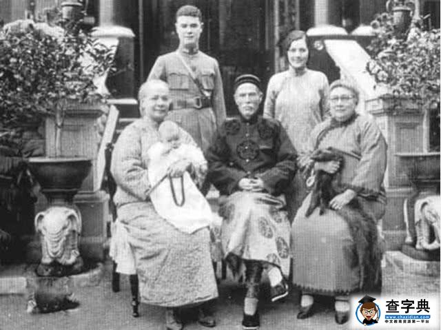 她生4子1女被丈夫抛弃，再嫁成四妾，其中一子成香港第一任首富2