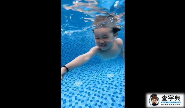 1岁萌宝下水游泳，潜水换气技巧一流，接受训练的孩子就是不一样4
