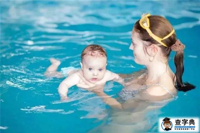 1岁萌宝下水游泳，潜水换气技巧一流，接受训练的孩子就是不一样7