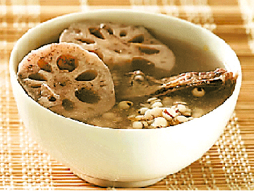 莲藕薏米排骨汤：味道鲜甜健脾胃