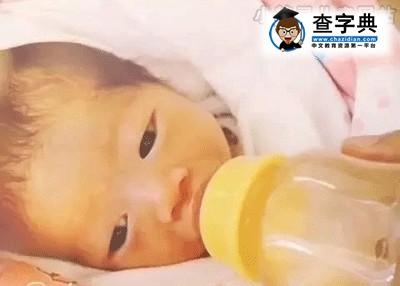 新生儿怎样喝水才能不伤害宝宝1