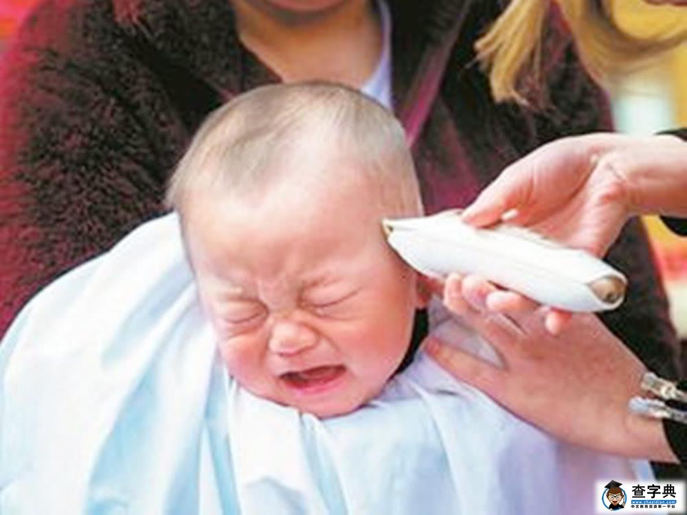 宝宝睡醒后发现“秃头”了，愣了一会儿后的反应，让宝妈哭笑不得3