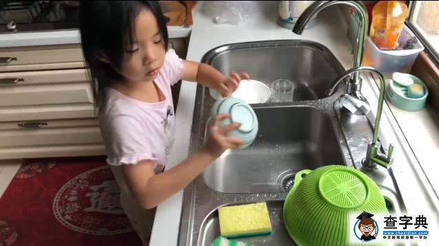 黄奕女儿超懂事，在爸爸家抢着洗碗，网友：完全得益于妈妈的教导1