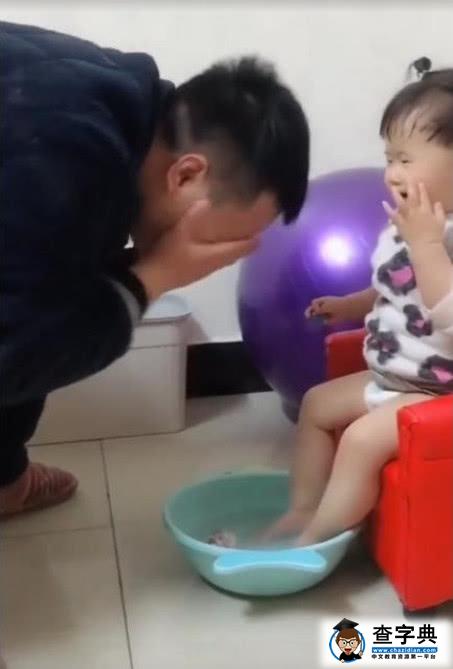 爸爸给女儿洗脚，父女俩的一个举动，把一旁的妈妈给感动到了2