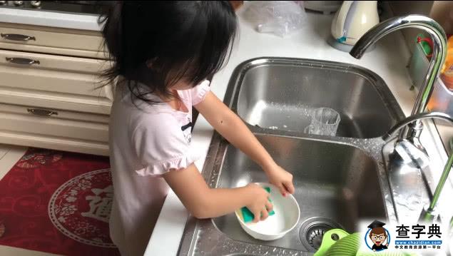 黄奕女儿超懂事，在爸爸家抢着洗碗，网友：完全得益于妈妈的教导5
