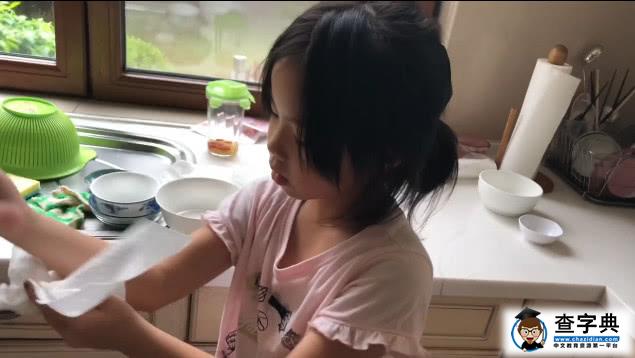 黄奕女儿超懂事，在爸爸家抢着洗碗，网友：完全得益于妈妈的教导9