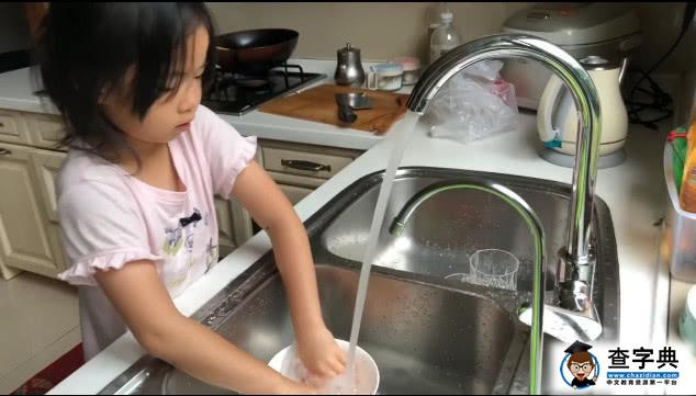 黄奕女儿超懂事，在爸爸家抢着洗碗，网友：完全得益于妈妈的教导2