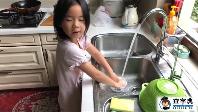 黄奕女儿超懂事，在爸爸家抢着洗碗，网友：完全得益于妈妈的教导7