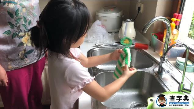 黄奕女儿超懂事，在爸爸家抢着洗碗，网友：完全得益于妈妈的教导11