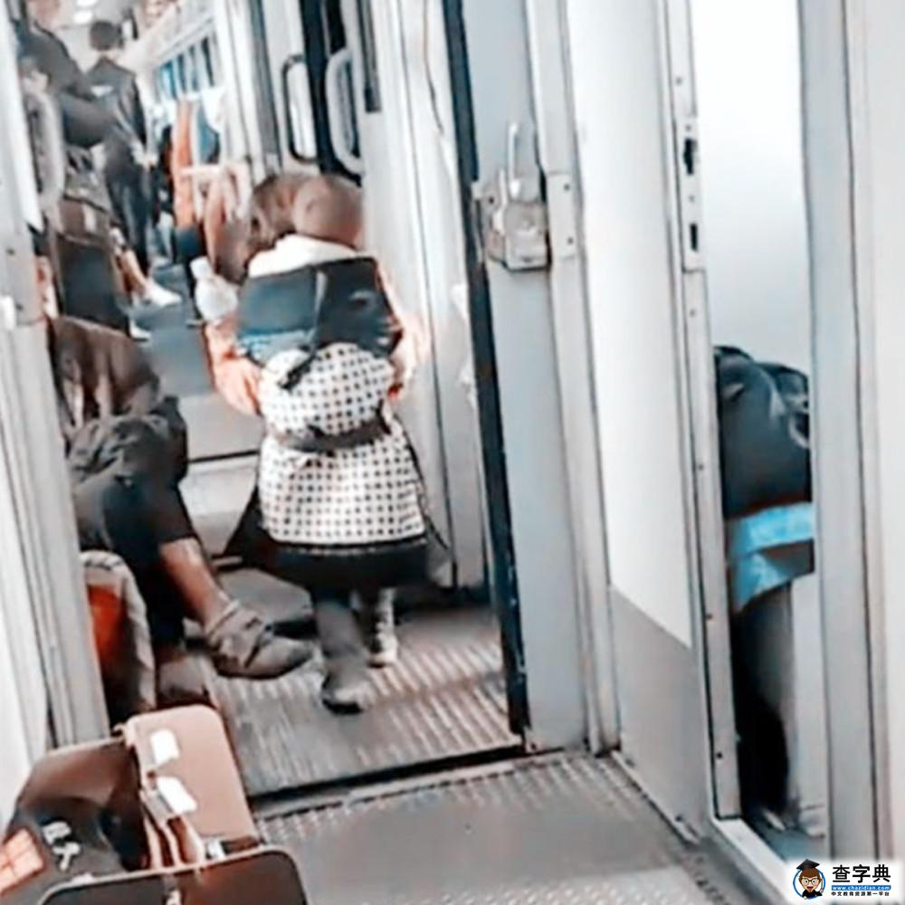 火车上，让人“揪心”的一幕，4岁的小姑娘背着宝宝在车厢里穿梭3