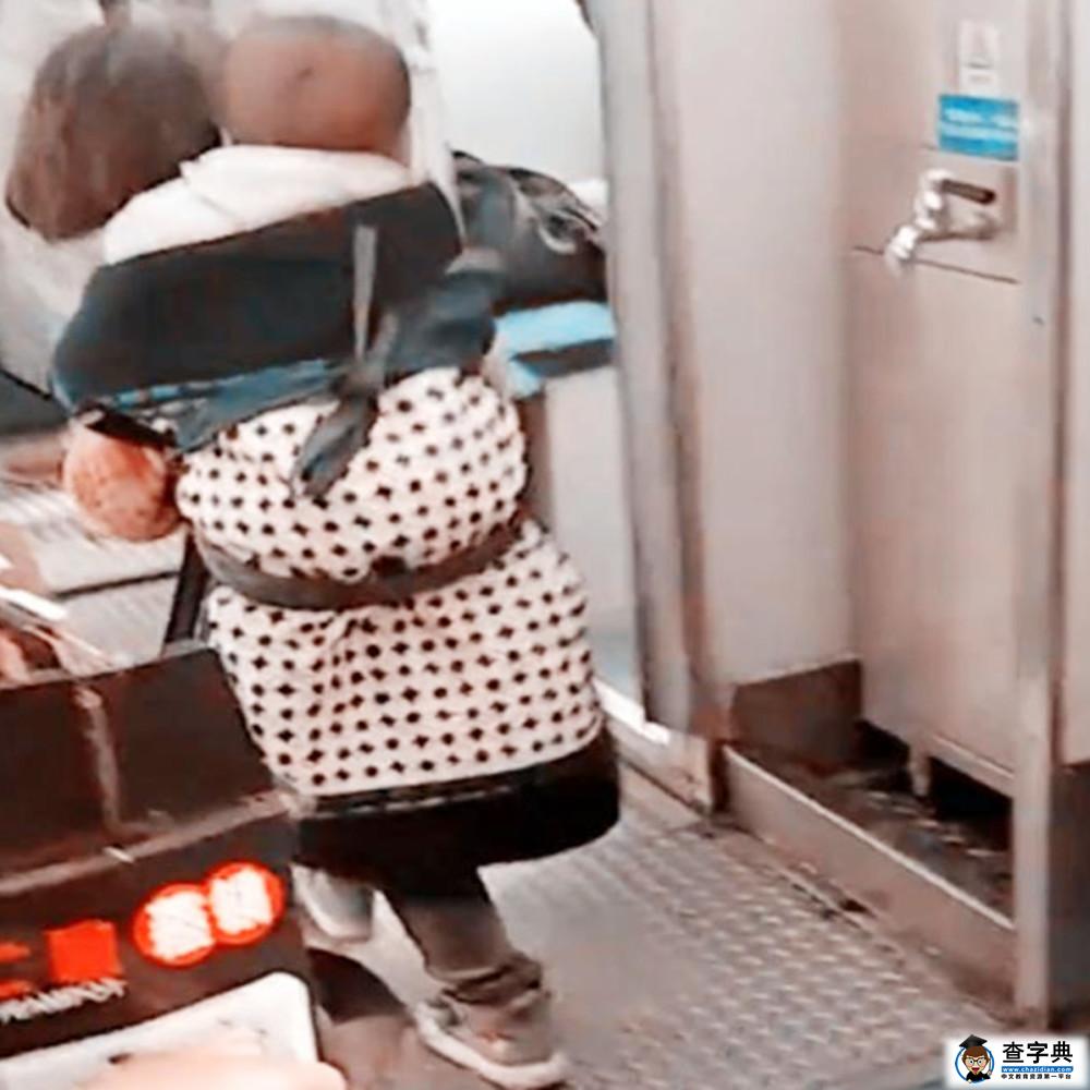 火车上，让人“揪心”的一幕，4岁的小姑娘背着宝宝在车厢里穿梭2