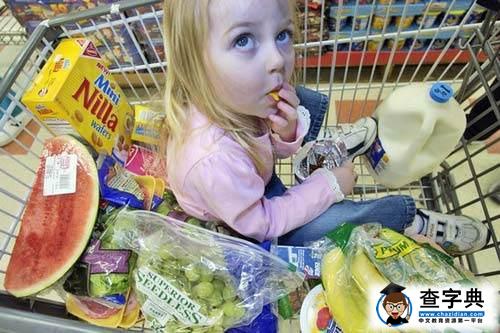 孩子在超市吃了一颗葡萄，店员大骂“没教养”，妈妈的回应服气了2
