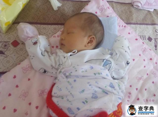 3个月内的宝宝，睡姿关系到身体发育，哪种睡姿最好？3