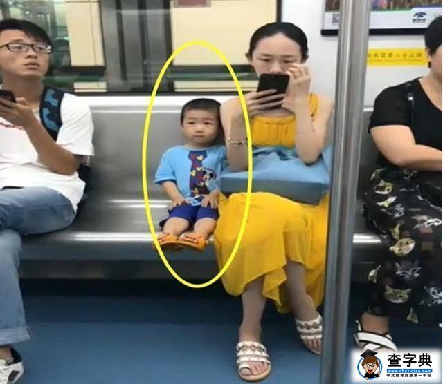 地铁上3岁男孩的行为，引众人称赞，孩子有没有教养一眼就能看出2
