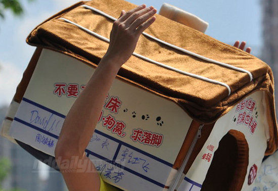 [图]没房子没妹子 为抗议高房价广州大学生顶狗窝上街6