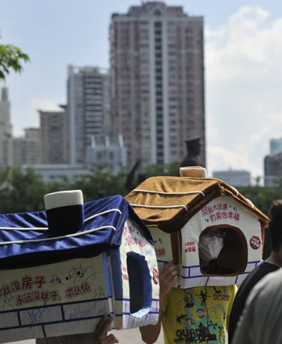 [图]没房子没妹子 为抗议高房价广州大学生顶狗窝上街1