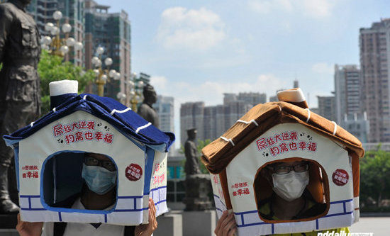 [图]没房子没妹子 为抗议高房价广州大学生顶狗窝上街3